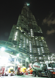 图1. 160层的迪拜塔高达700米