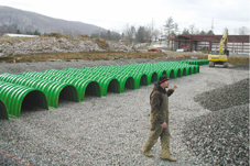 Triton储罐重量轻,一个人即可从货板上